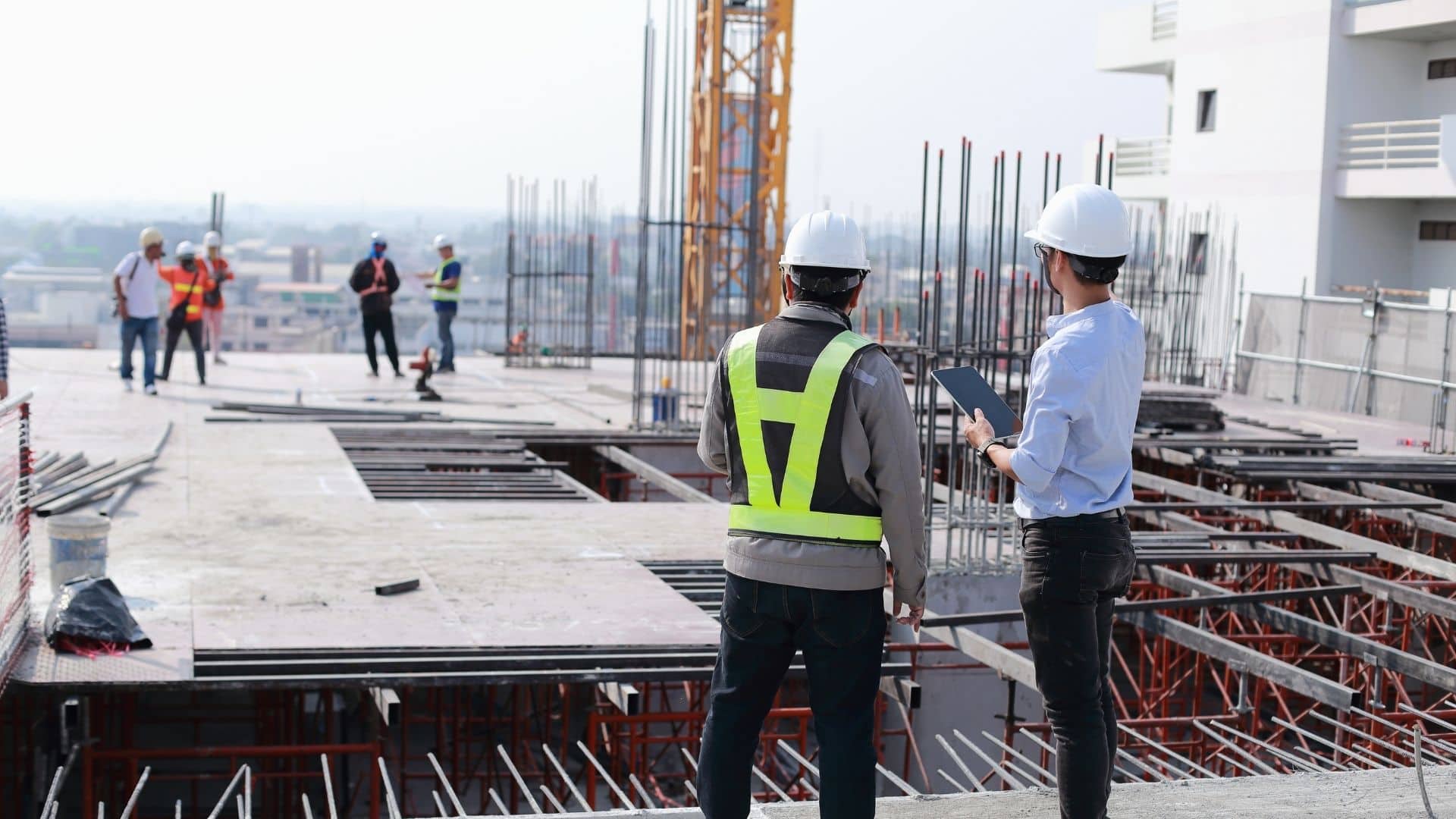 Servicios especializados en construcción, ingeniería y gestión de proyectos